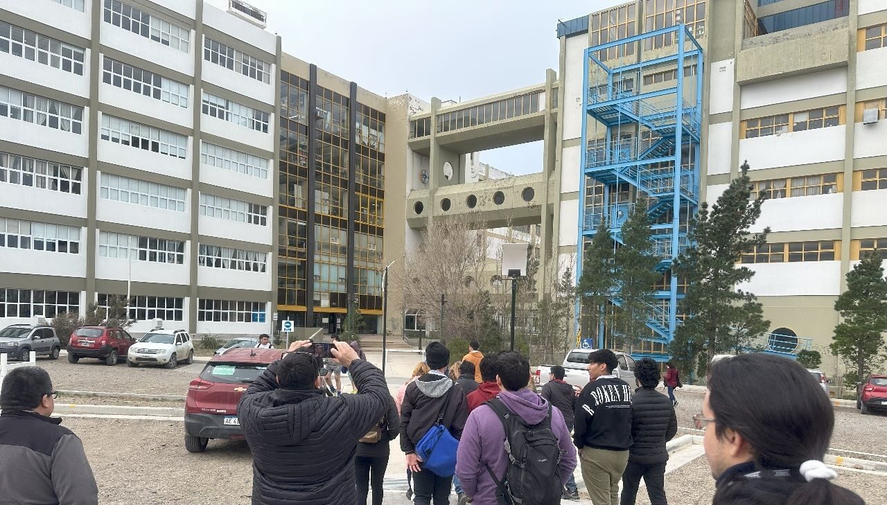 Visitantes llegando a la Facultad de Ingeniería de la UNPSJB