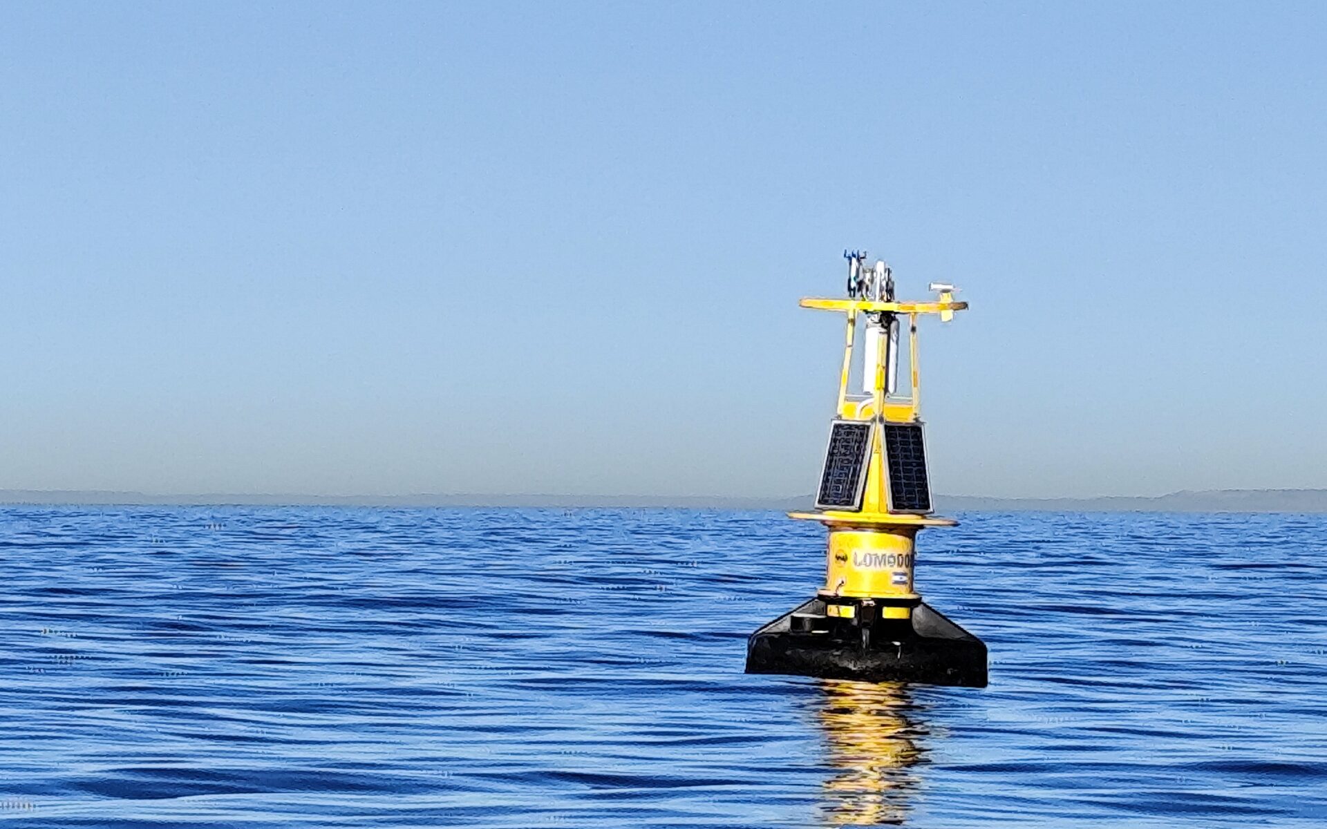 Boya oceanográfica del GIPIS fondeada en el mar