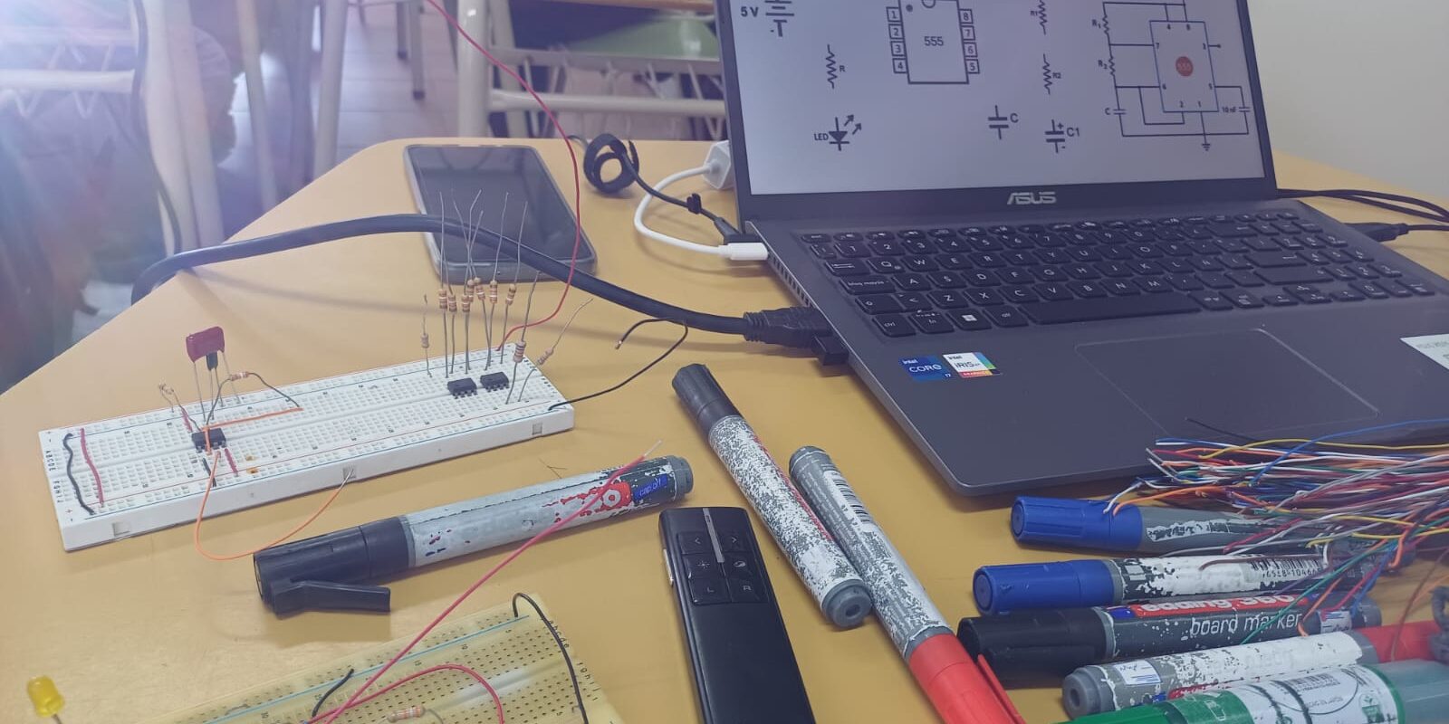Armado de circuitos electrónicos en el laboratorio del GIPIS