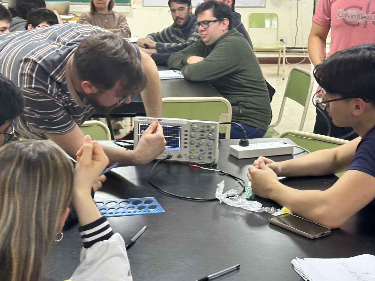 DV-TICs 2026 continuó con nuevas jornadas sobre electricidad, magnetismo y máquinas eléctricas
